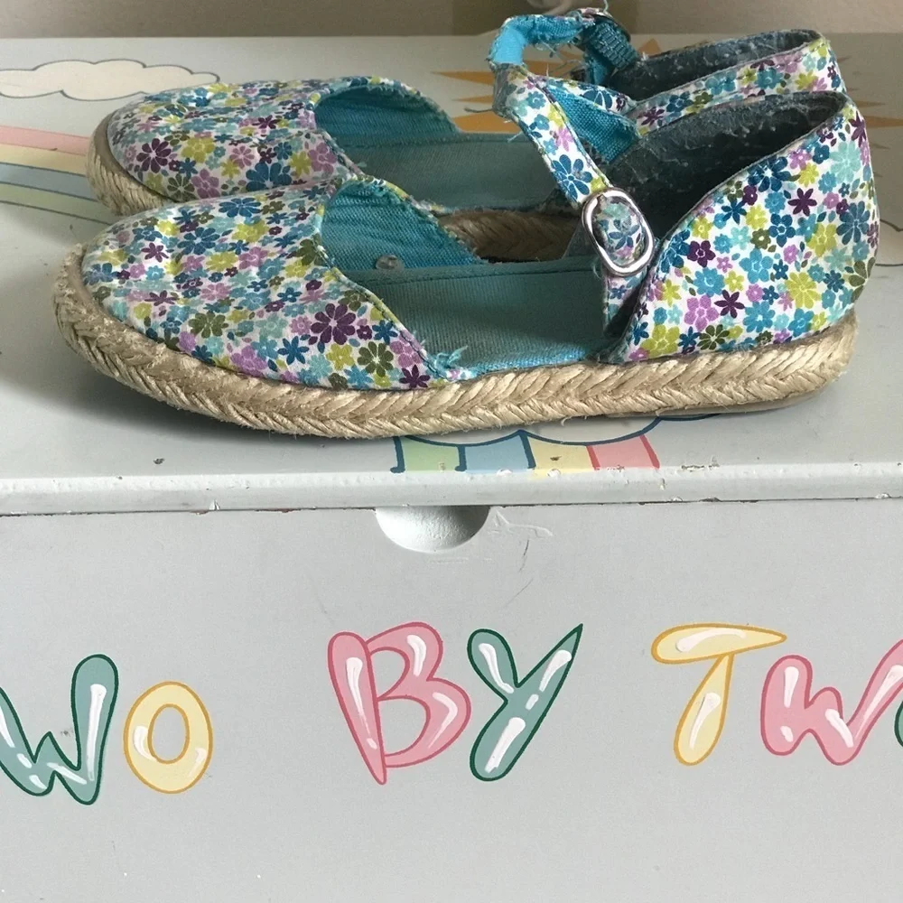 Kids Straw Flower Sandals size 8